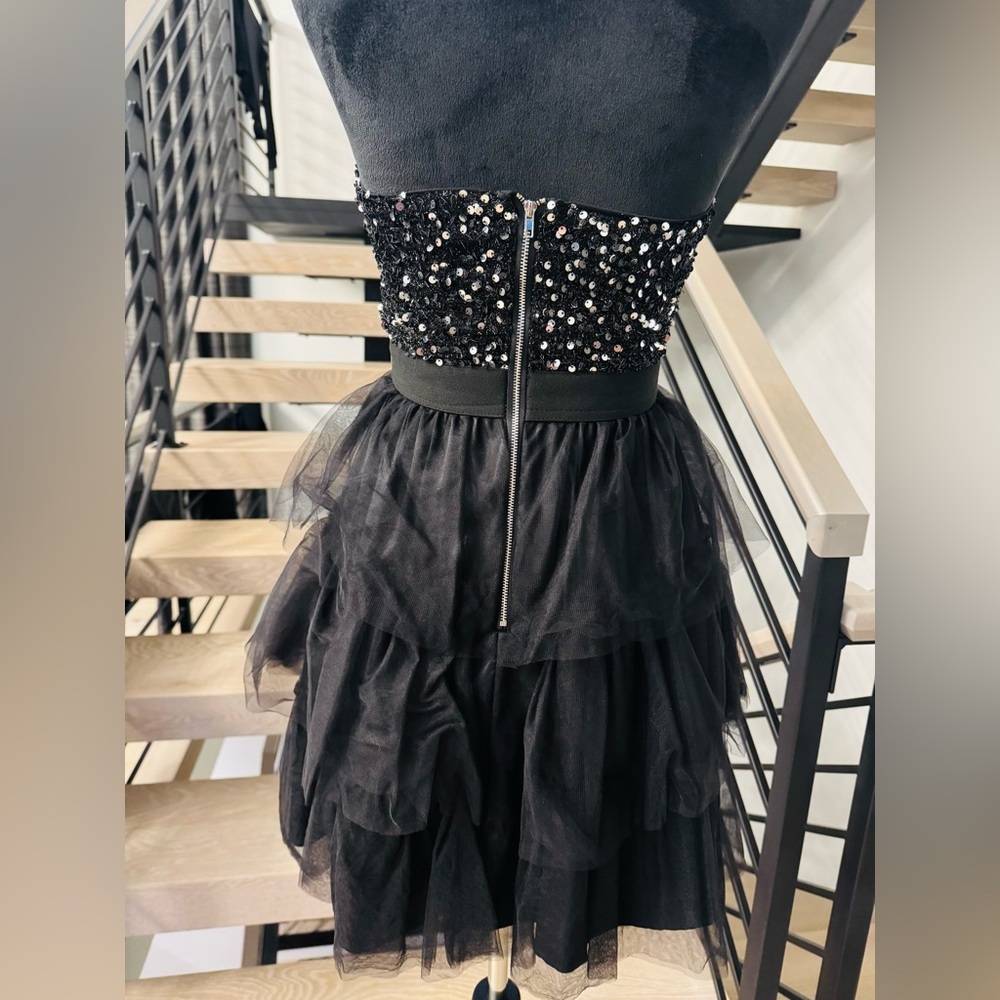 Elegant Black Dress - Picture 3 of 4